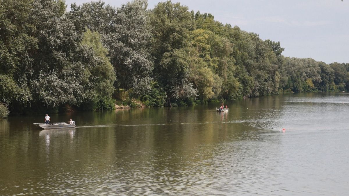 A Tiszába csúszott és elmerült egy autó! Vízimentők a helyszínen