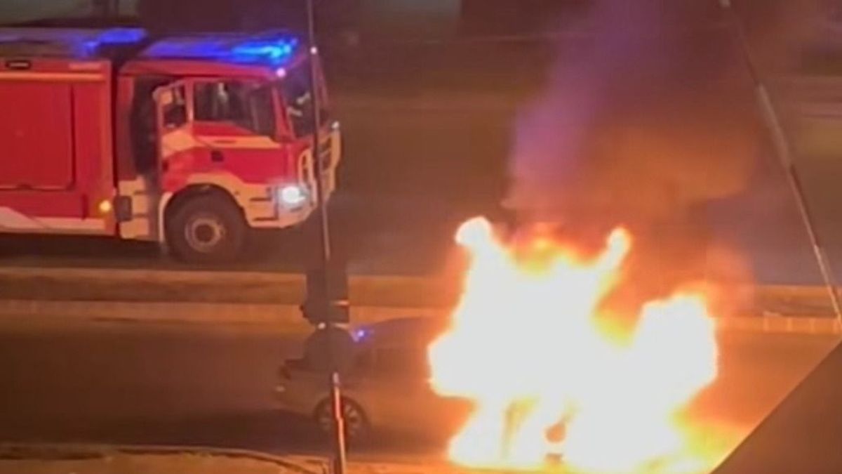 Lángolt egy autó Miskolcon, így menekült meg a sofőr – videó a cikkben