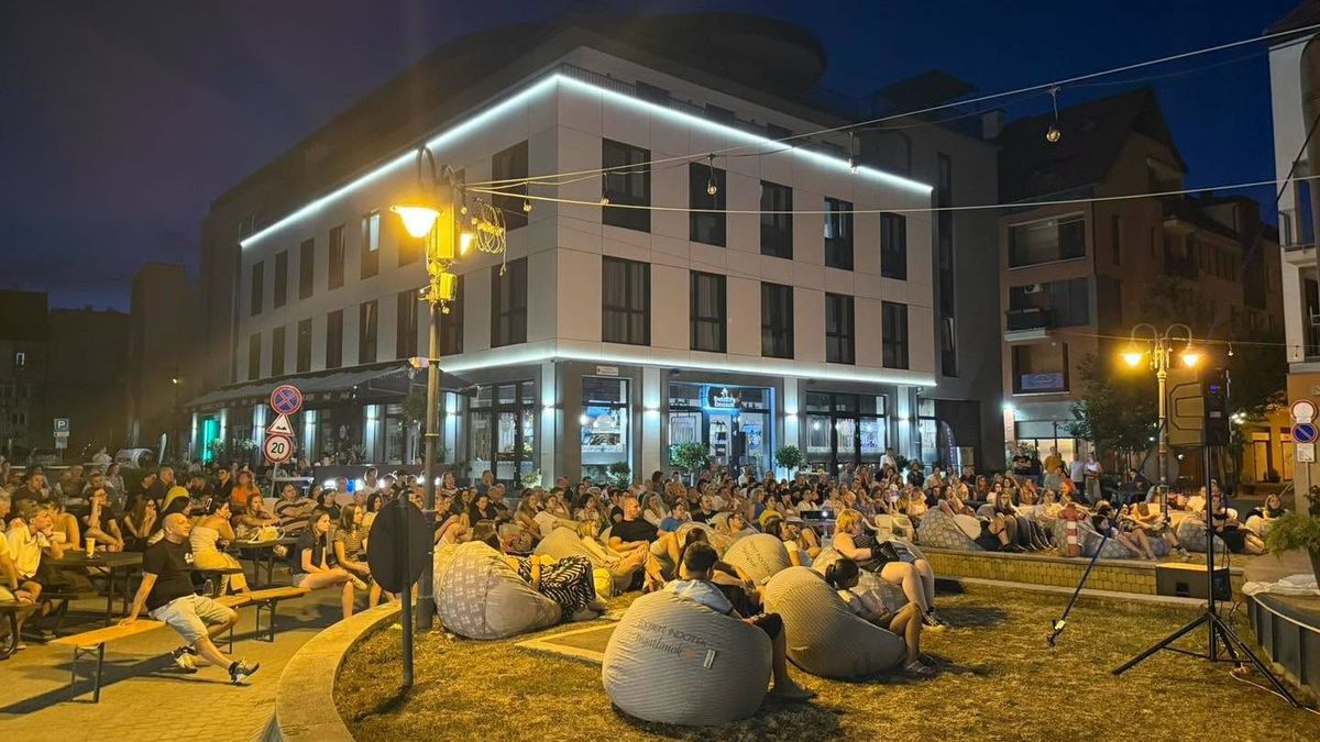 Ingyenes moziest a szabad ég alatt: utcazene és közönségsiker film jön a miskolci Sohóba