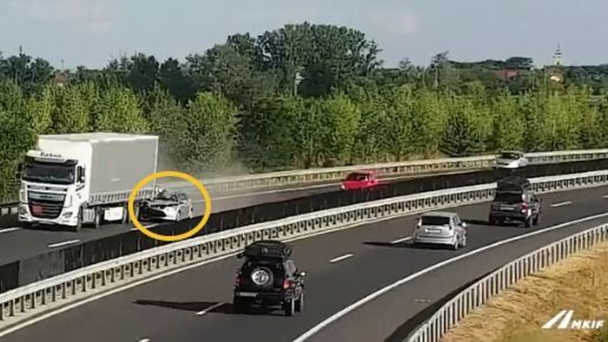 Videón a szörnyű baleset: kamionba csapódtak az M30-as autópályán, az autó a szerelvény alá gyűrődött!