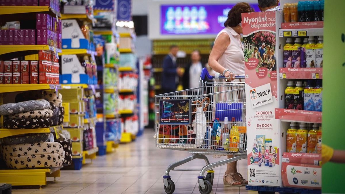 Visszatérhet a hideg üdítő és a töltőoszlop, de a boltok a háttérben tovább spórolhatnak