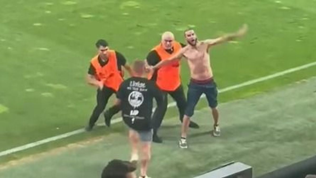 Balhé a Hapoel-Katowice meccsen, a biztonságiaknak kellett a földre vinniük a pályára beszaladó szurkolót - videó!