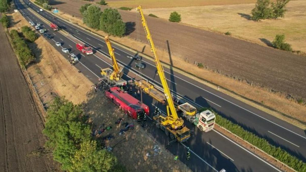 Pokoli órák a miskolci kórházban: válaszokra várnak a hozzátartozók a buszbaleset után