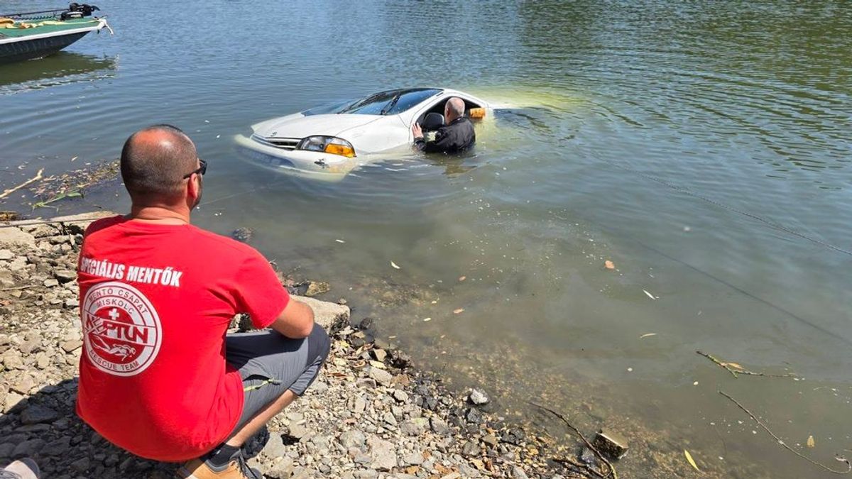 Megdöbbentő új részletek: egyetlen szerencséje volt a sofőrnek, akinek a Tisza elnyelte az autóját – fotókkal, videóval