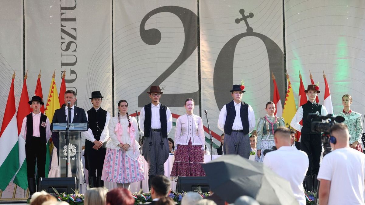 Kenyérszentelés, néptánc és koncert – így ünnepeltek augusztus 20-án Miskolc szívében - képekkel