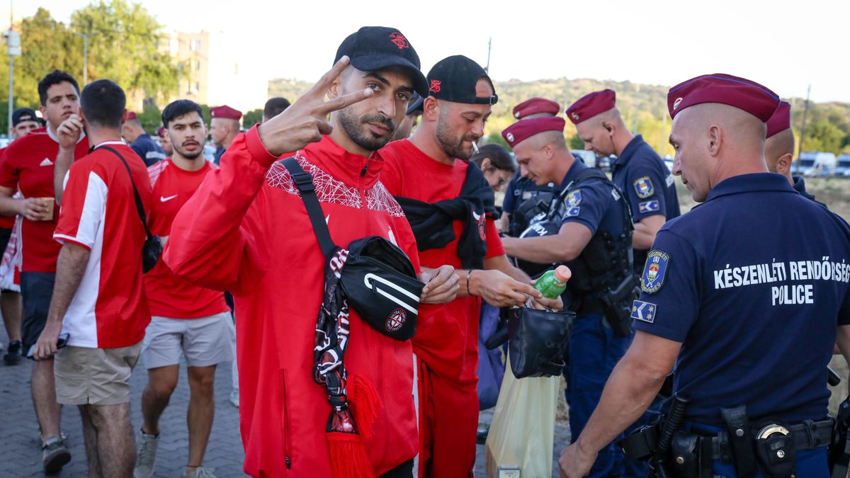 Bevették Diósgyőrt a külföldi szurkolók, óriási rendőri készültség mellett érkeztek a stadionhoz - fotókkal!, videóval