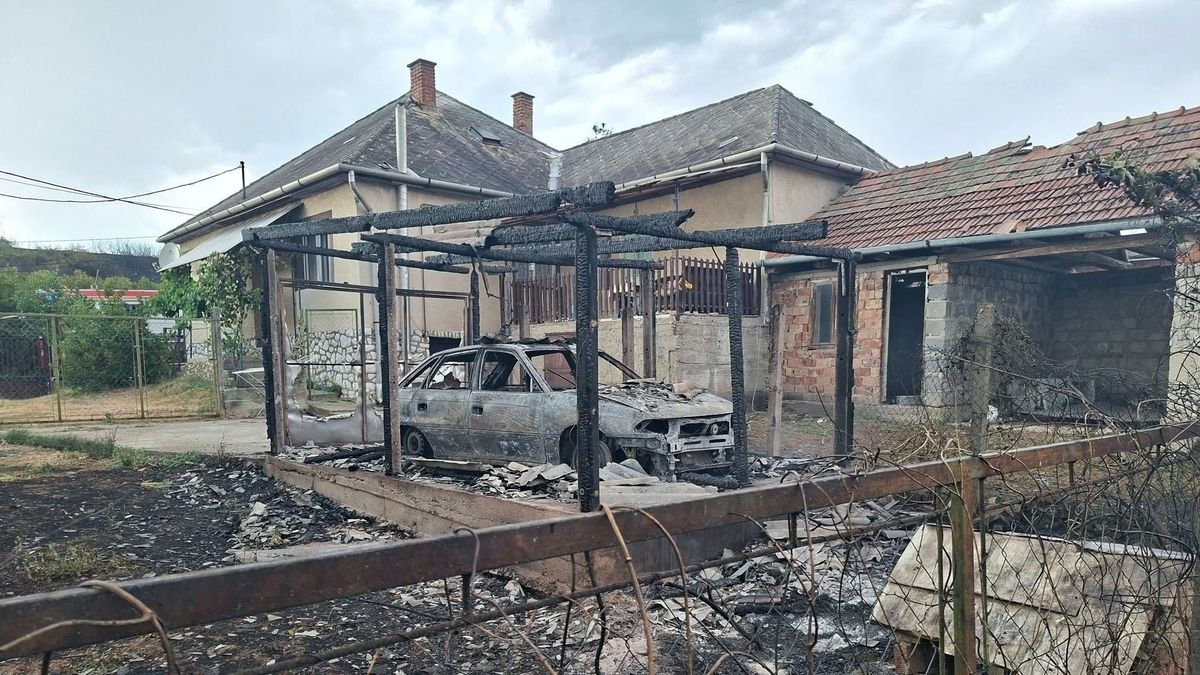 Családi házak teteje és egy autó is a lángok martaléka lett egy borsodi községben – fotókkal, videóval