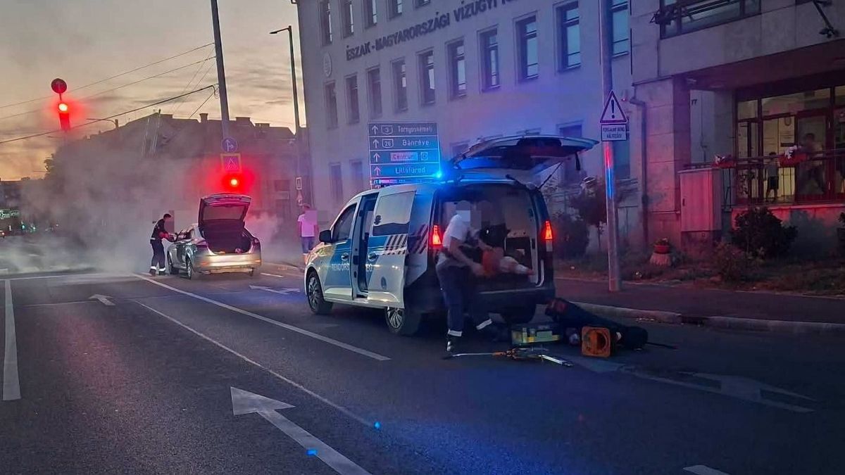 Autó égett Miskolcon, közös erővel oltották – fotók!