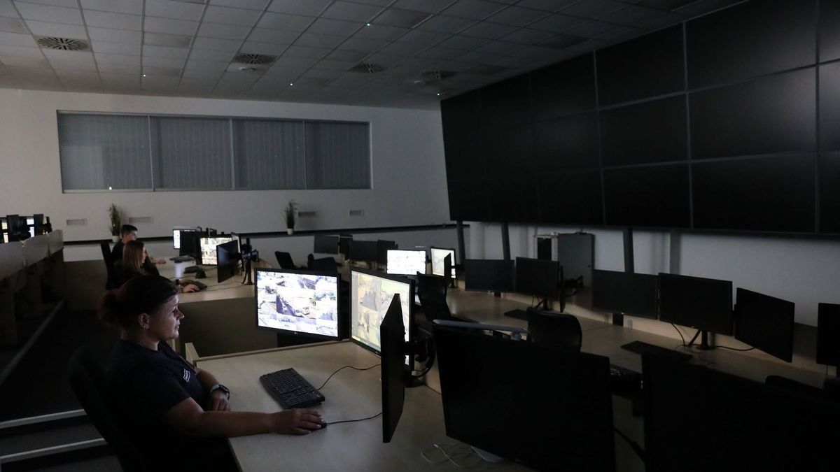 Kikapcsolták a monitorfalakat, autóba költöztek a járőrök a brutális hőségben Miskolcon