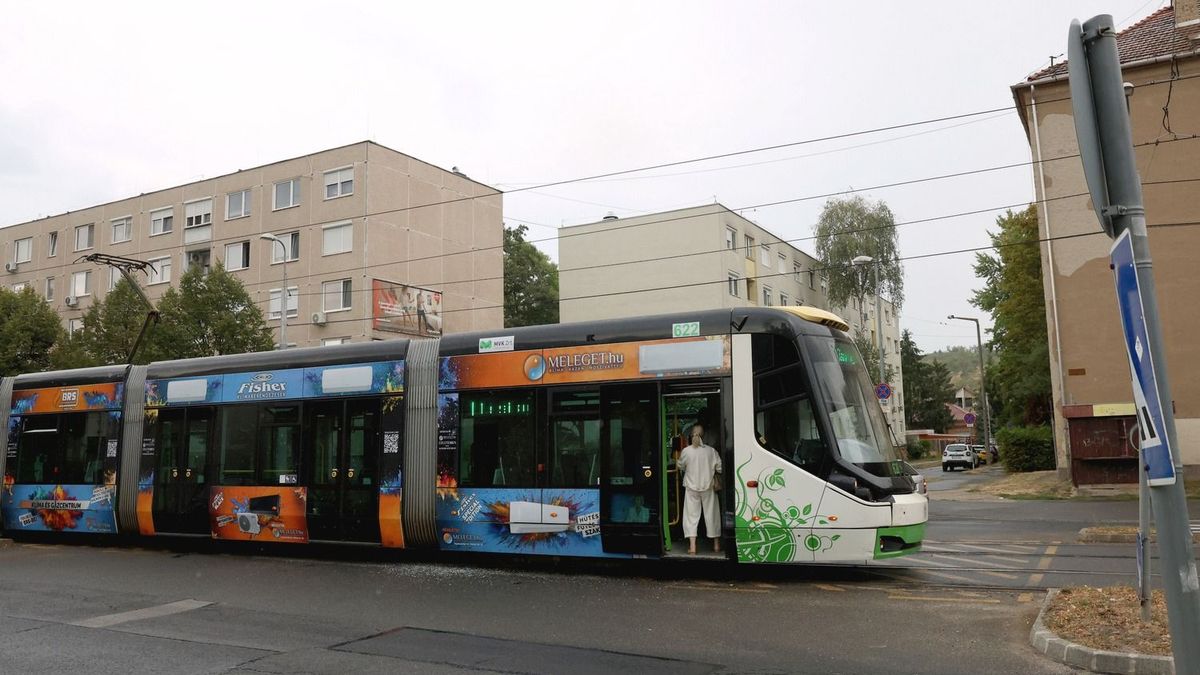 Villamos elé hajtott egy autós Miskolcon – fotók a cikkben