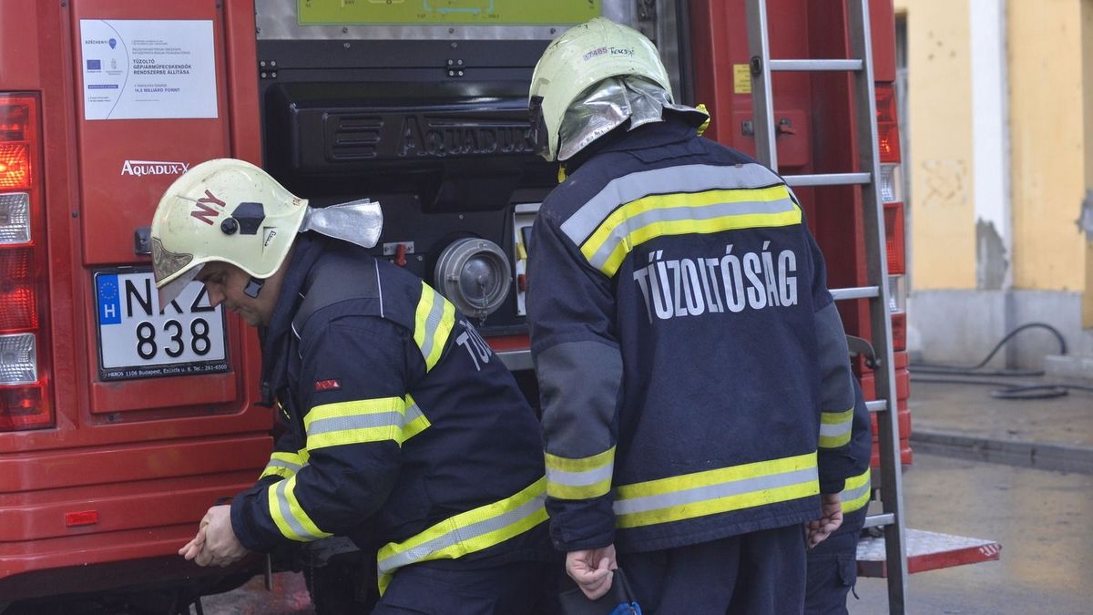 Hatalmas lángokkal ég egy garázs Borsodban! Egy autó is benne ég