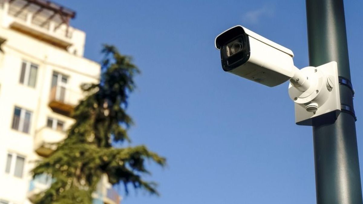 Sokkoló jelenet: biztonsági kamera rögzítette, ahogy egy nő felgyújtja magát Újbudán