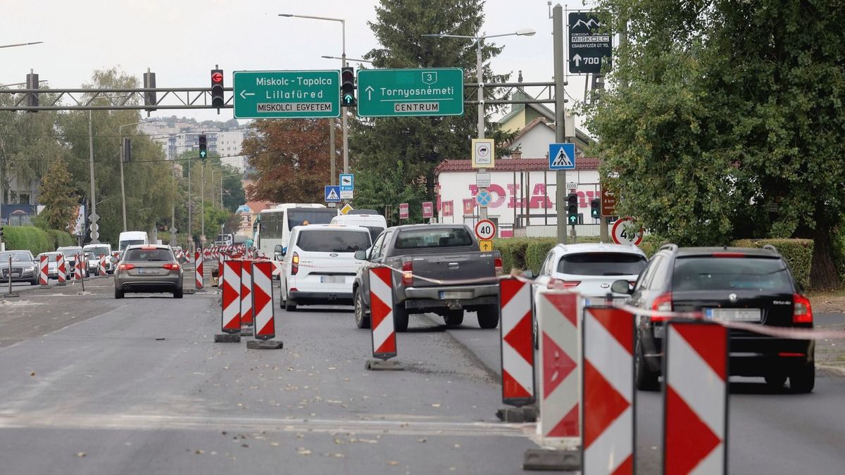 „Egyiptomban ennyi idő alatt piramisokat építettek” – elfogyott az autósok türelme Miskolcon – fotókkal