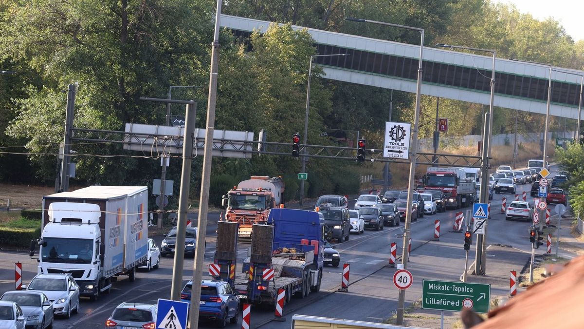 „Majd felrobbant a fejem” – Fotókon és a videón, hogy vizsgázott a miskolci forgalom a második tanítási napon