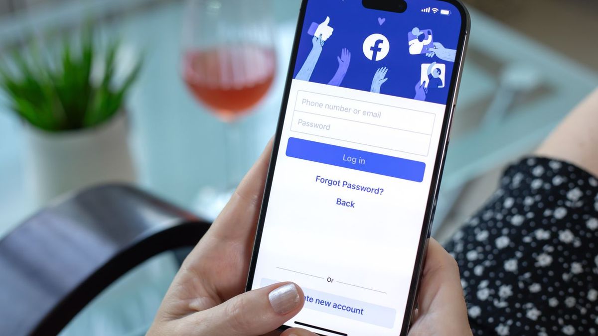Azt hitte, senki sem látja, mit csinál a zárt Facebook-csoportban - keményen megütötte a bokáját