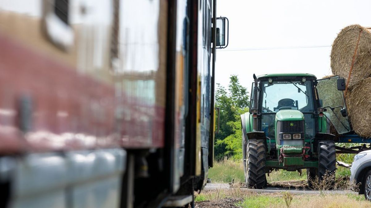 Nem mindennapi randevú Borsodban: traktor találkozott a motorvonattal, ütközés lett a vége