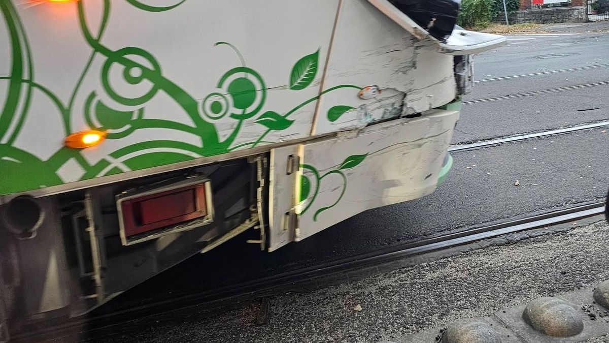 Balesettel indult a hétfő Miskolcon! Villamos és autó ütközött össze – fotóval
