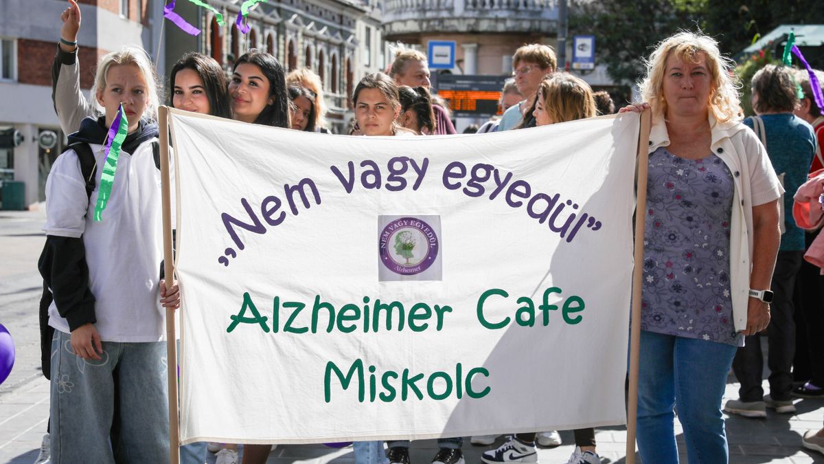 Az emlékezetért léptek Miskolcon – Alzheimer-séta indult a város szívéből - képekkel, videóval