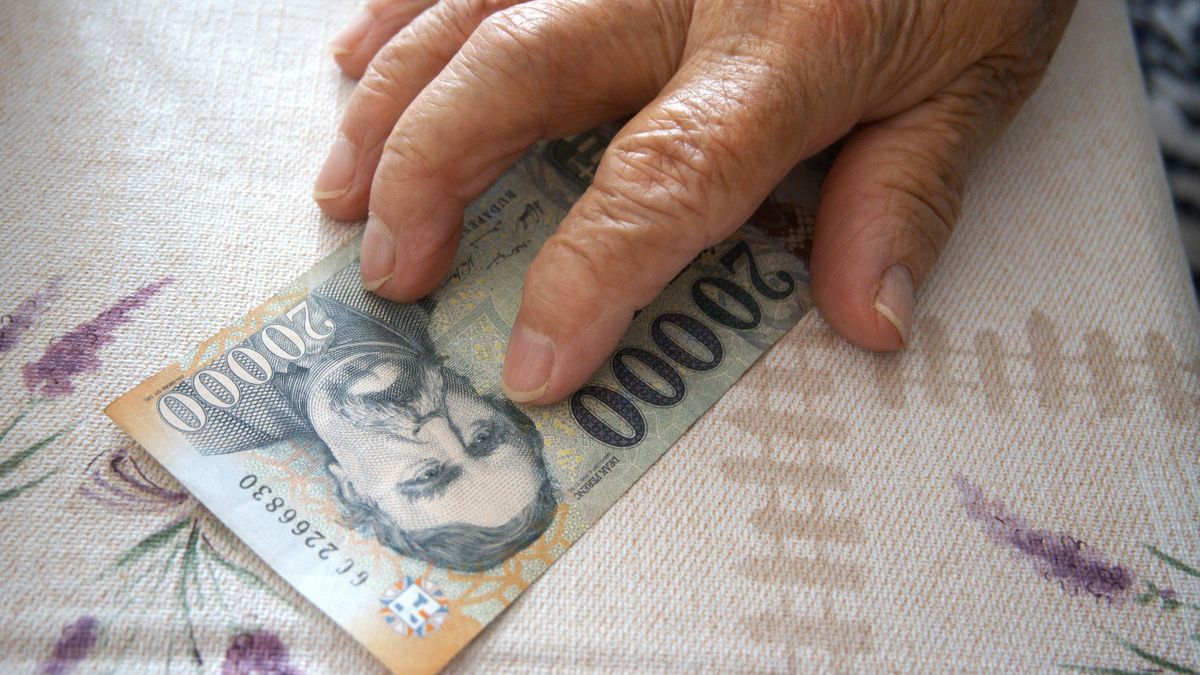Változhat a 13. és 14. havi nyugdíj, több mint százezer ember érintett lehet