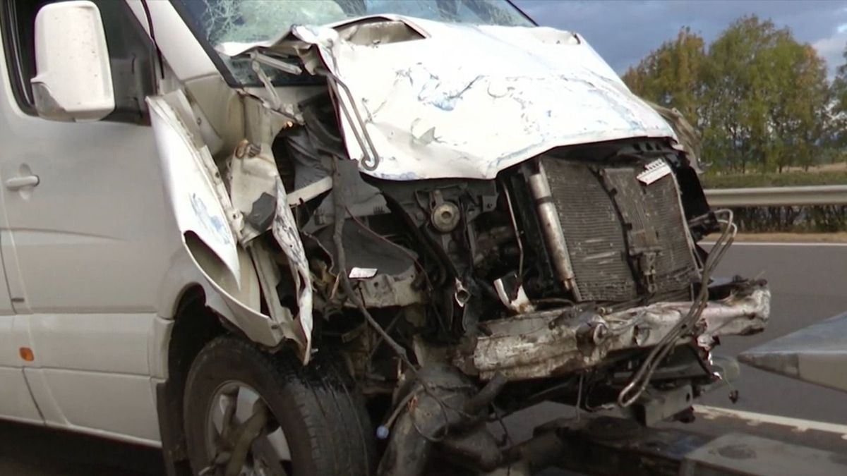 Helyszíni felvételek! Kisbusz rohant egy másikba Borsodban, bevittek mindenkit a mentők – videóval