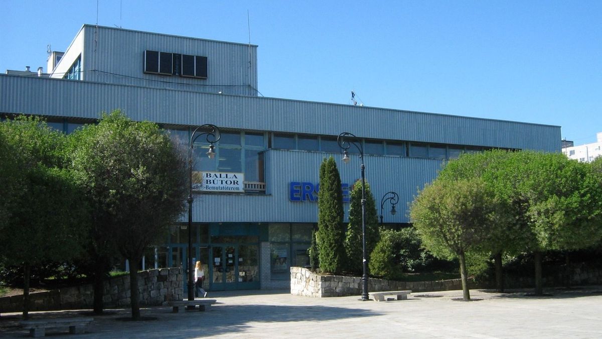 Hihetetlen, mi lóg a borsodi áruház faláról! A helyiek teljesen kiakadtak