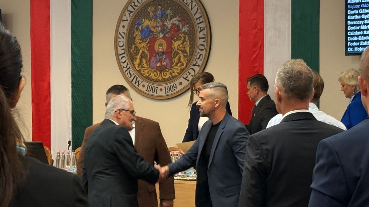 Megkezdődött a miskolci közgyűlés, Jakab Péter esküt tett