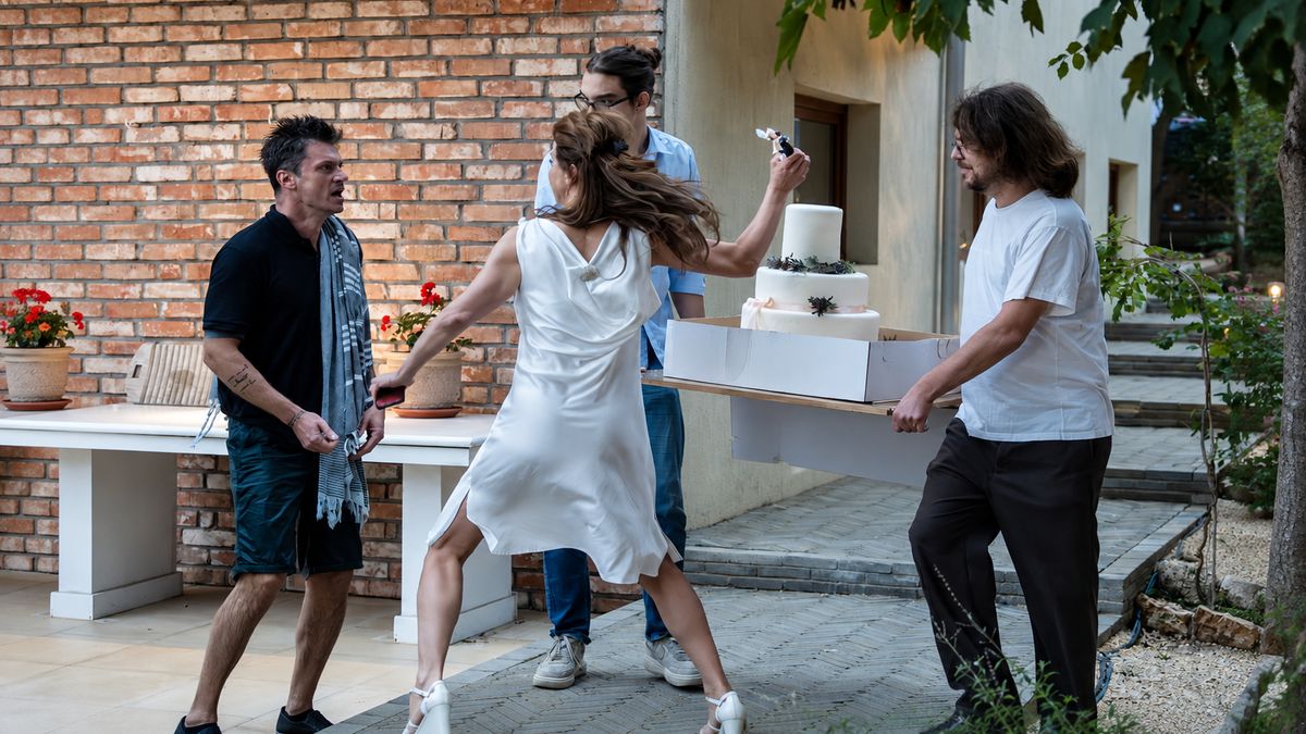 Elmenekült az esküvőről a menyasszony! Vágatlan filmmel jött Miskolcra a sikerrendező