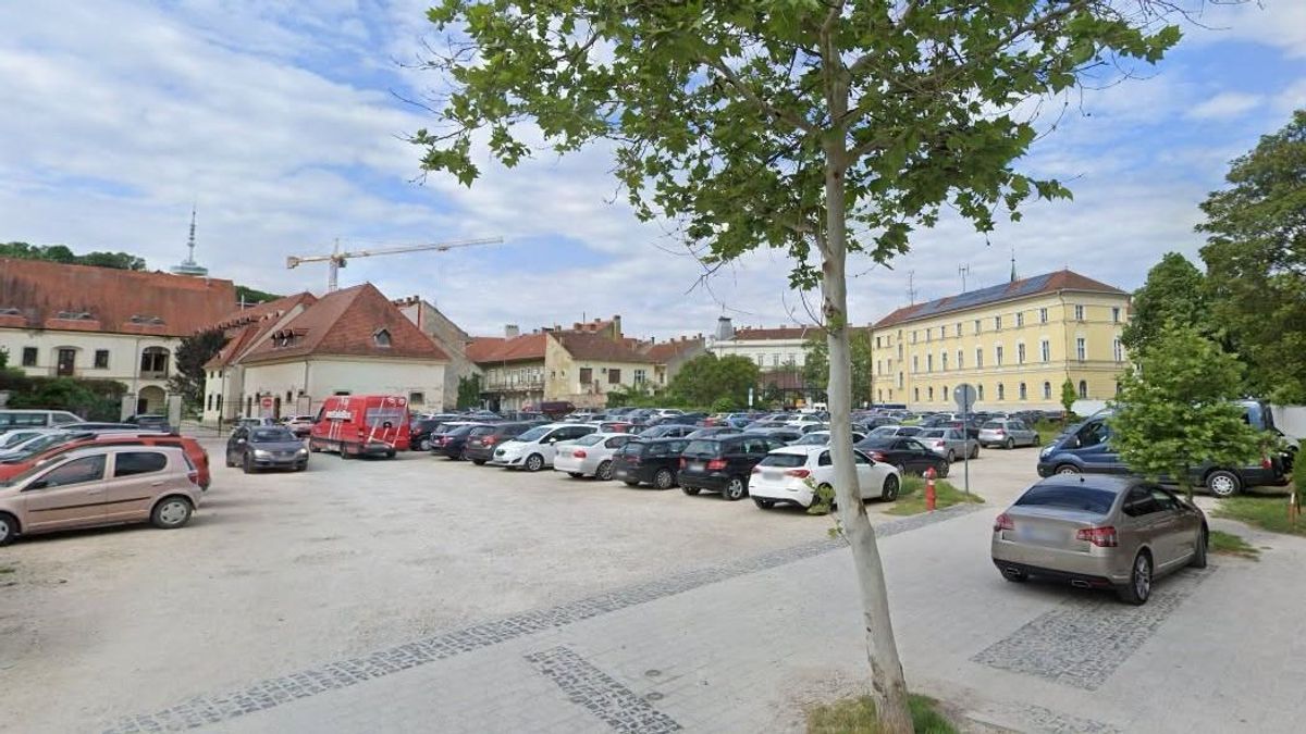 Lesznek itt keringők: lezárják a mindig zsúfolt miskolci parkolót – ne is hajts ide, nem engednek be