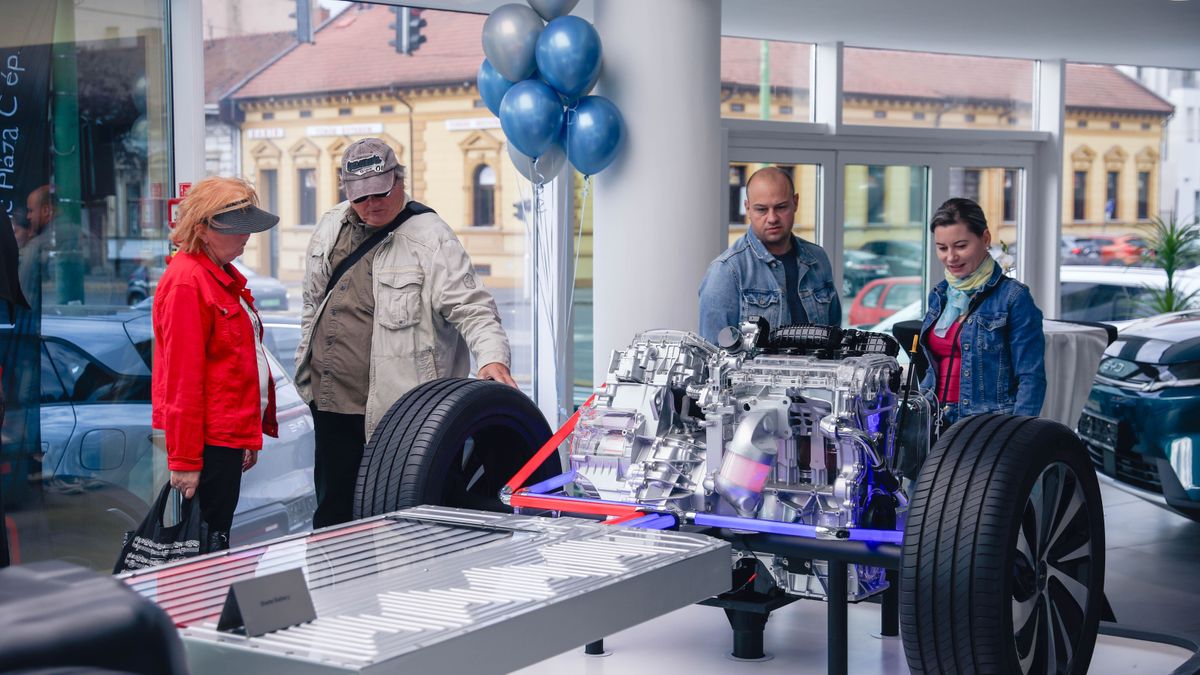 Bárki kipróbálhatta a jövő négykerekűit - pénteken megnyílt a BYD miskolci szalonja