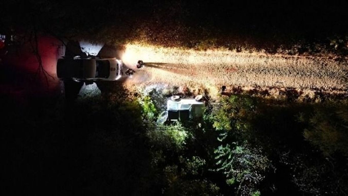 Összetört autó a bozótban, terepjáró borult árokba Miskolcon – fotóval