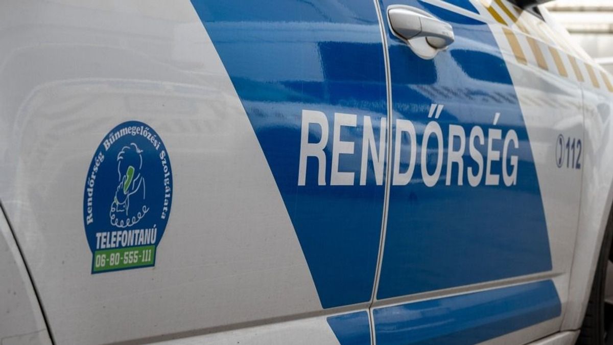 Szerencsétlen baleset a Csermőkei úton: olajfolt miatt borult fel egy autó