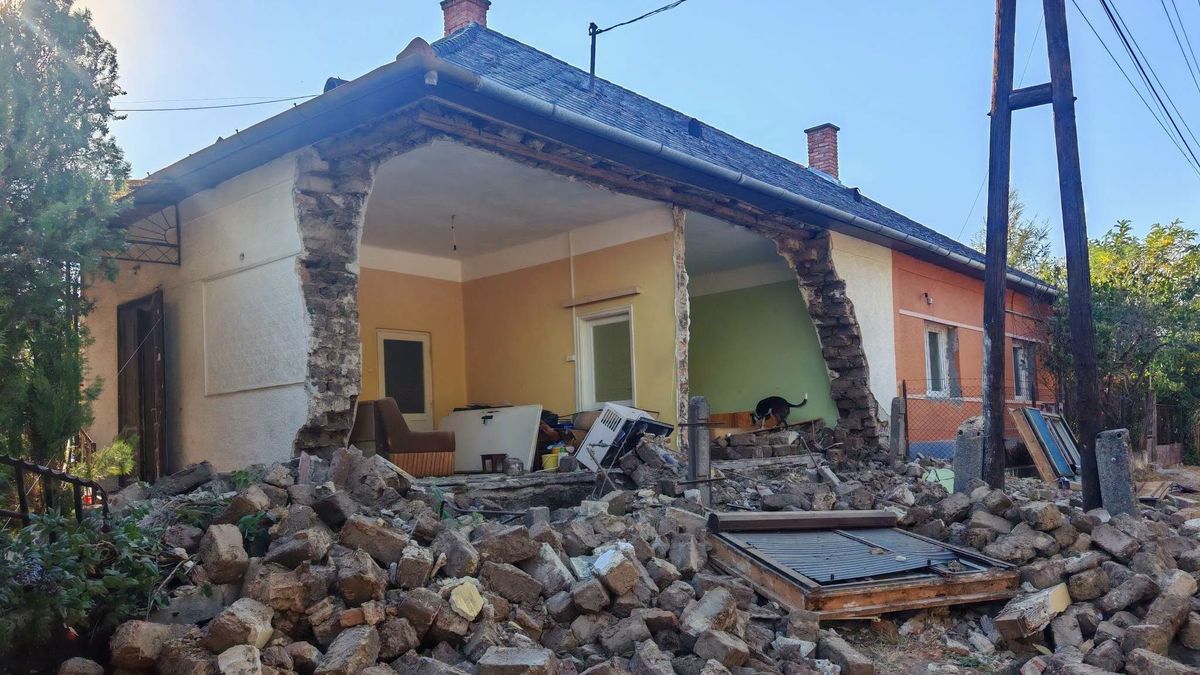 Halálos falomlás Mezőcsáton, egy férfit temettek maguk alá a romok - fotókkal