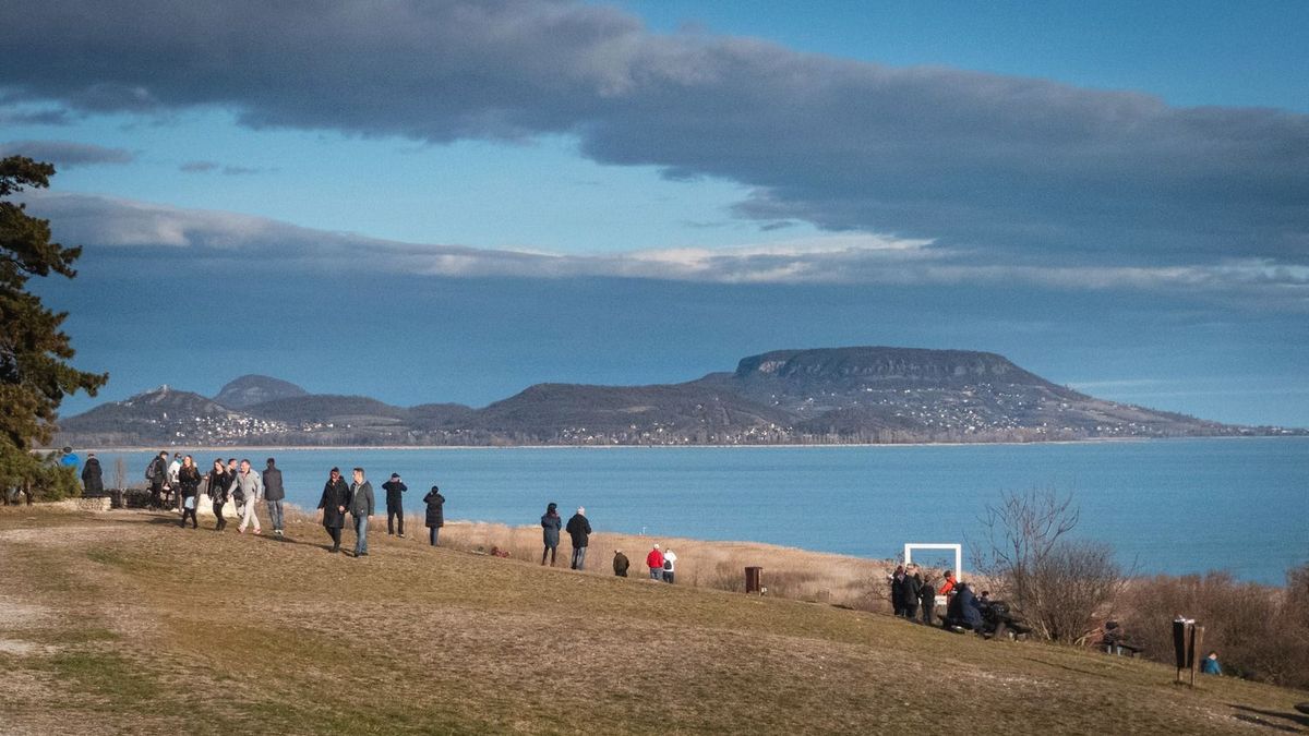 Erdő által elnyelt kolostor és a sárkány lehelete az őszi Balatonnál