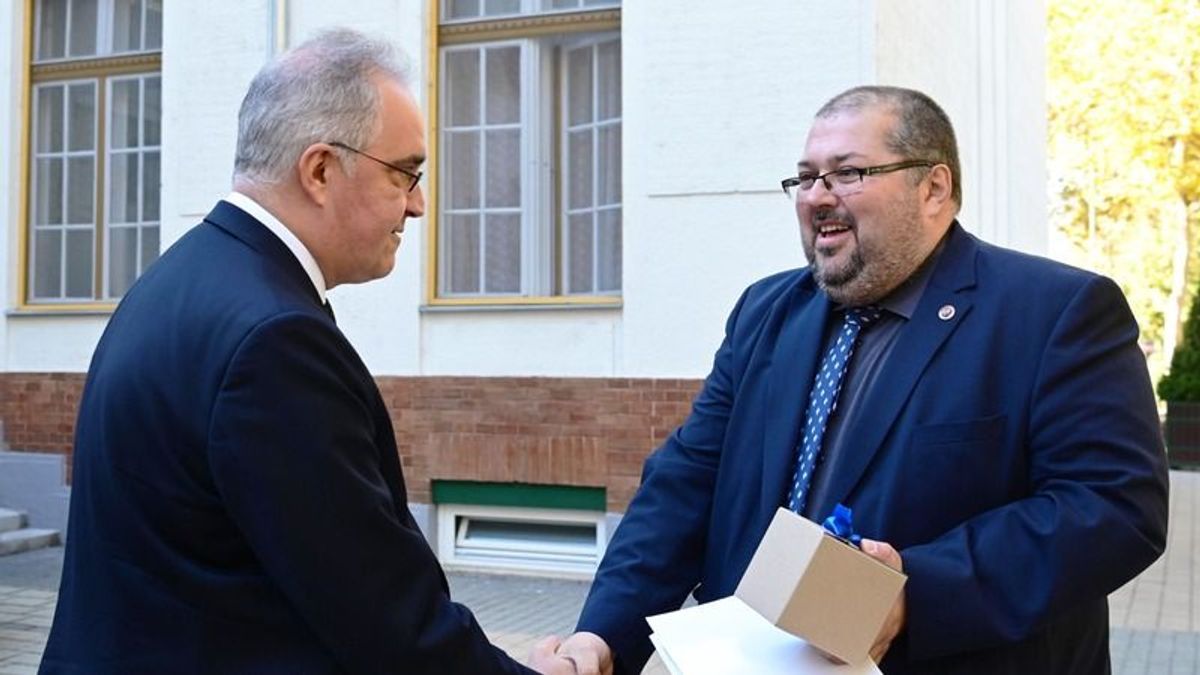 Lengyel hála a buszbaleset sérültjeinek ellátásáért, személyesen ment el a konzul a kórházba – fotókkal