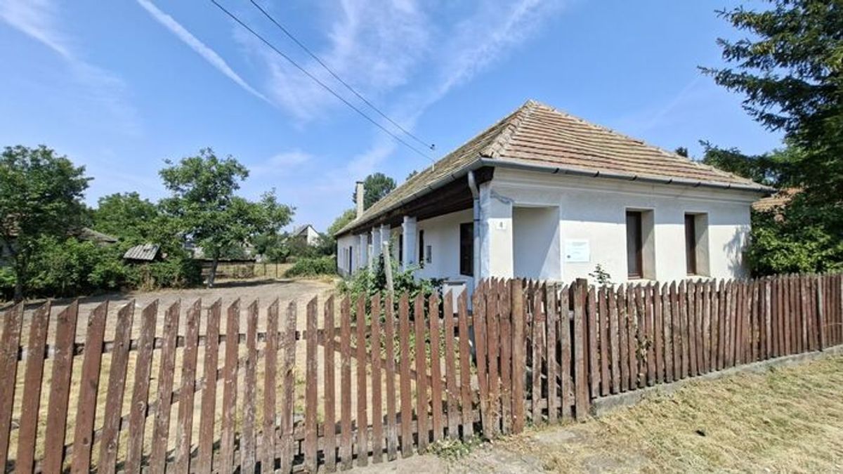 Nem ilyen családlátogatásra készült a borsodi hatóság! Törött seprűvel zavarták el őket!
