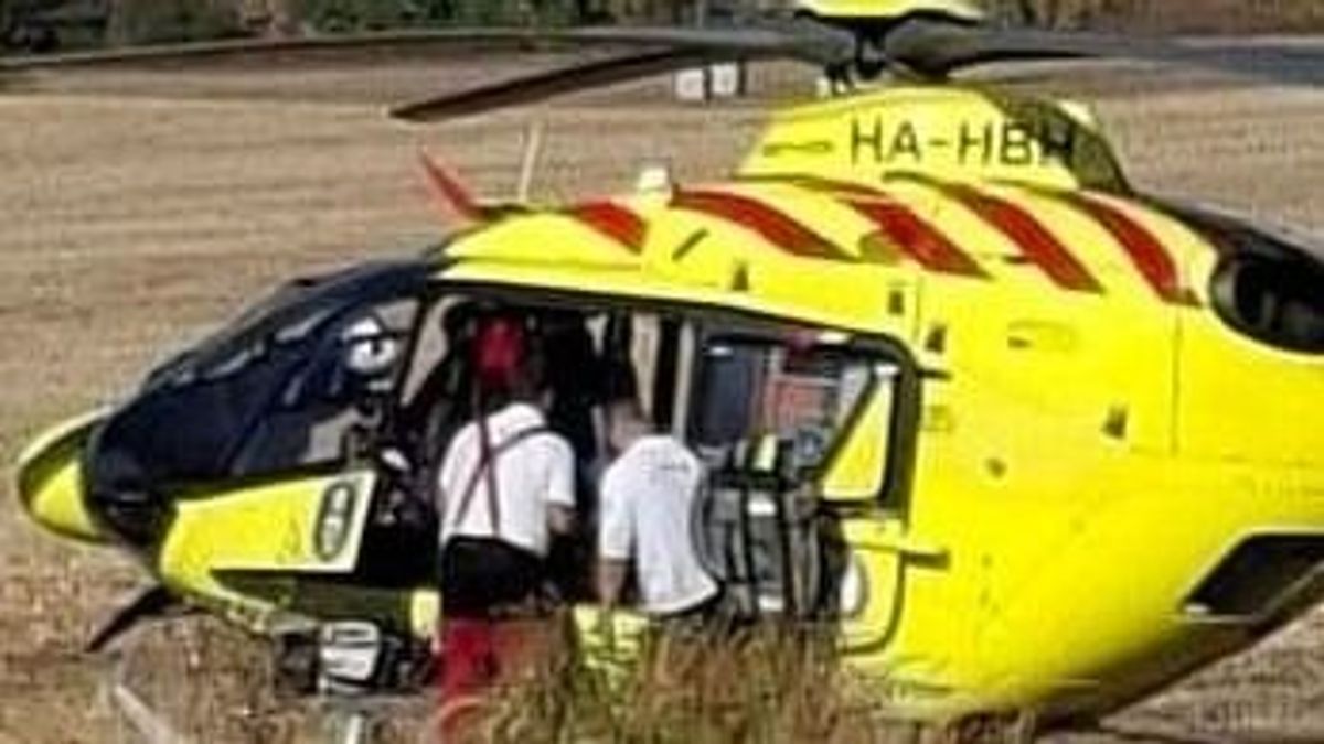 Több autó karambolozott a 26-oson, mentőhelikopter is leszállt a főút mellett – fotókkal