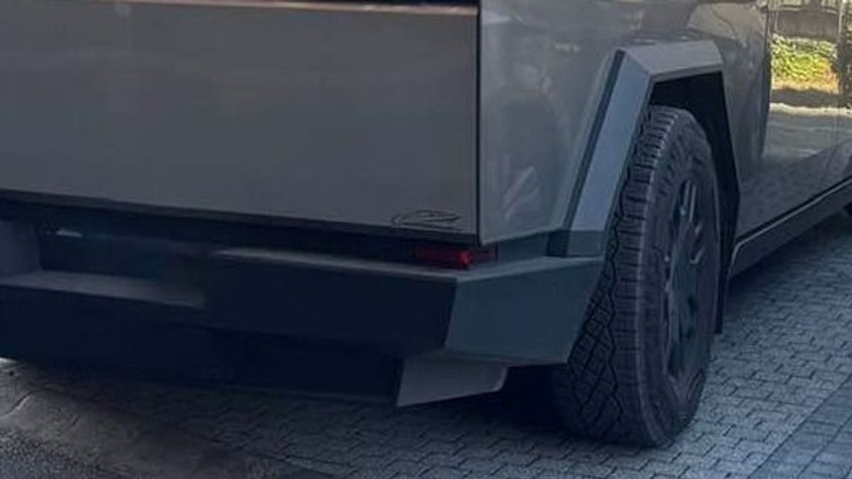 Fotók! Még mindig Miskolcon kering a tankszerű járgány, alig fért be a parkolóba a Szinva-terasznál
