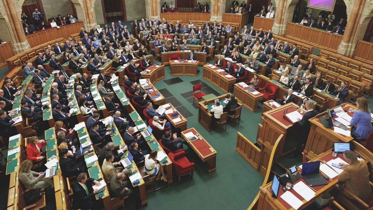 Benyújtotta a kormány a 2027-es költségvetés tervezetét, a Fidesz annak visszavonását követeli