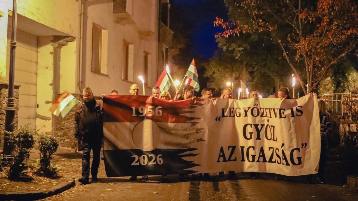Fáklyákkal vonultak Miskolcon az 1956-os forradalom emlékére - fotók