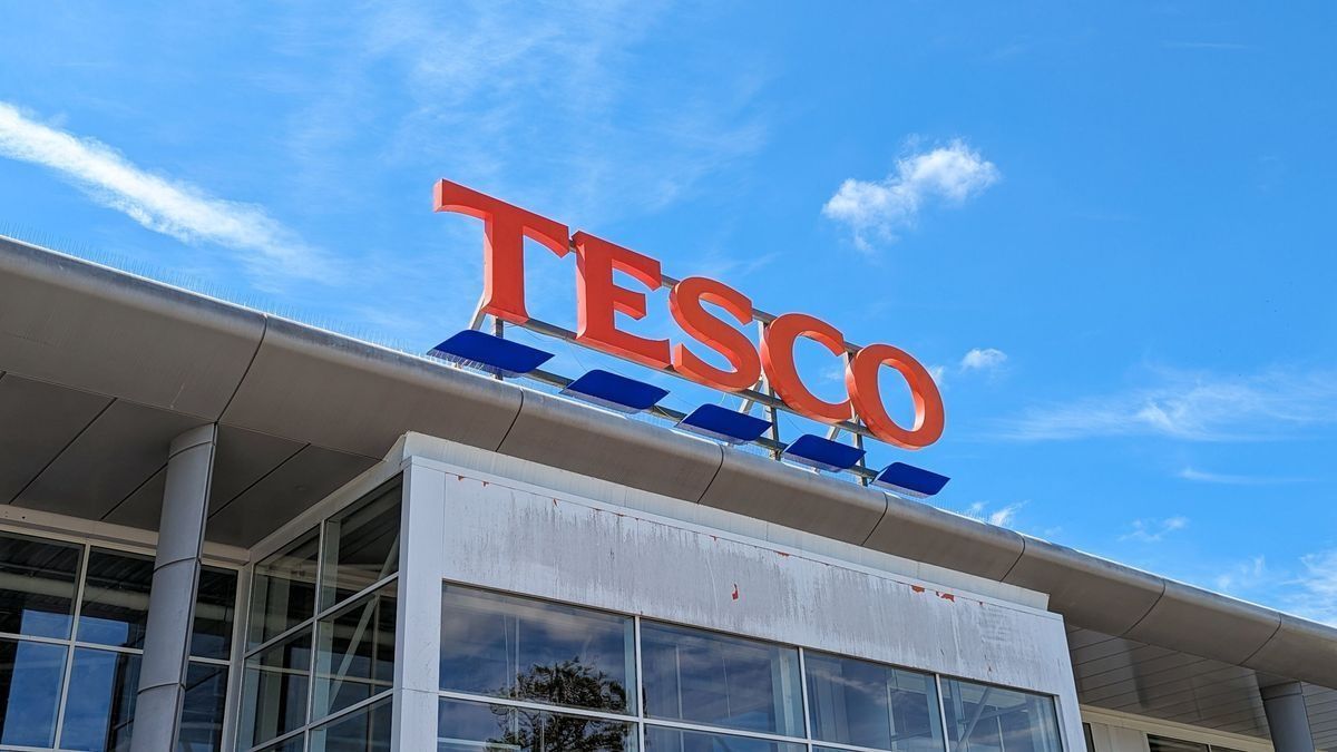 Kivonul a Tesco, másik áruházlánc veszi át az üzleteket