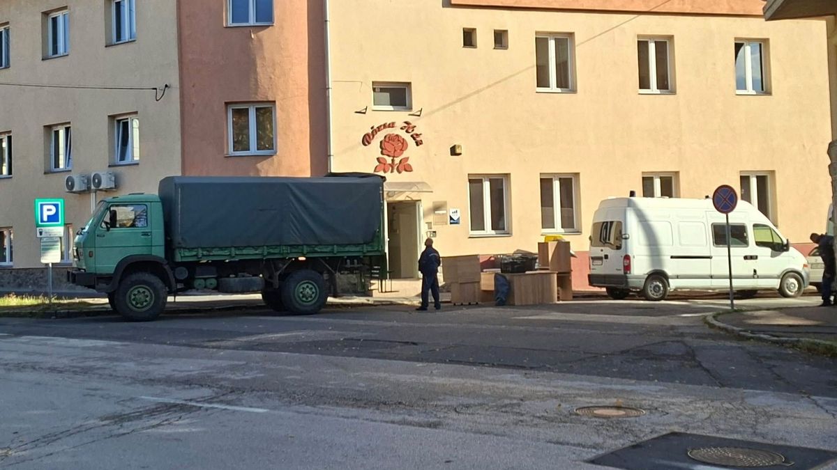 Katonai járműre emlékeztető teherautó és egyenruhások jelentek meg Miskolcon