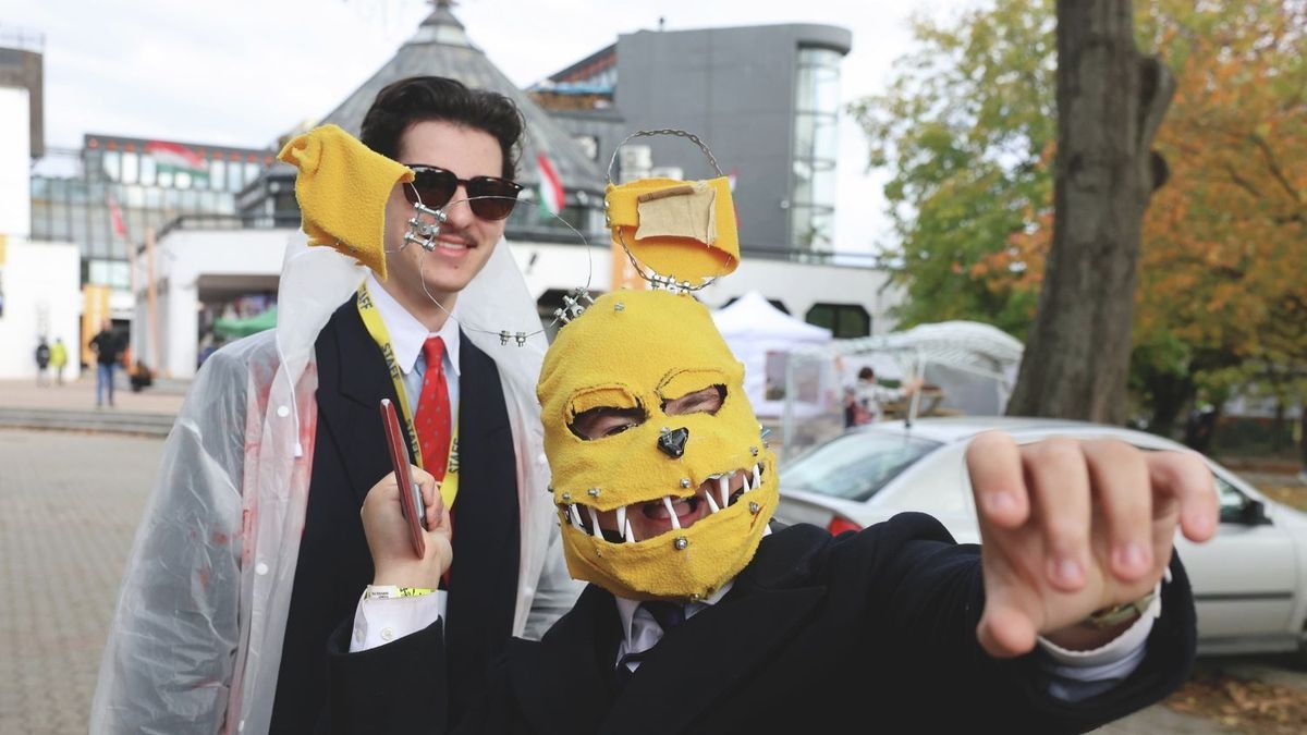 Már a kapunyitás előtt kígyóztak a sorok – elkezdődött Miskolc legnagyobb halloween bulija, a java pedig még hátra van (Fotókkal)