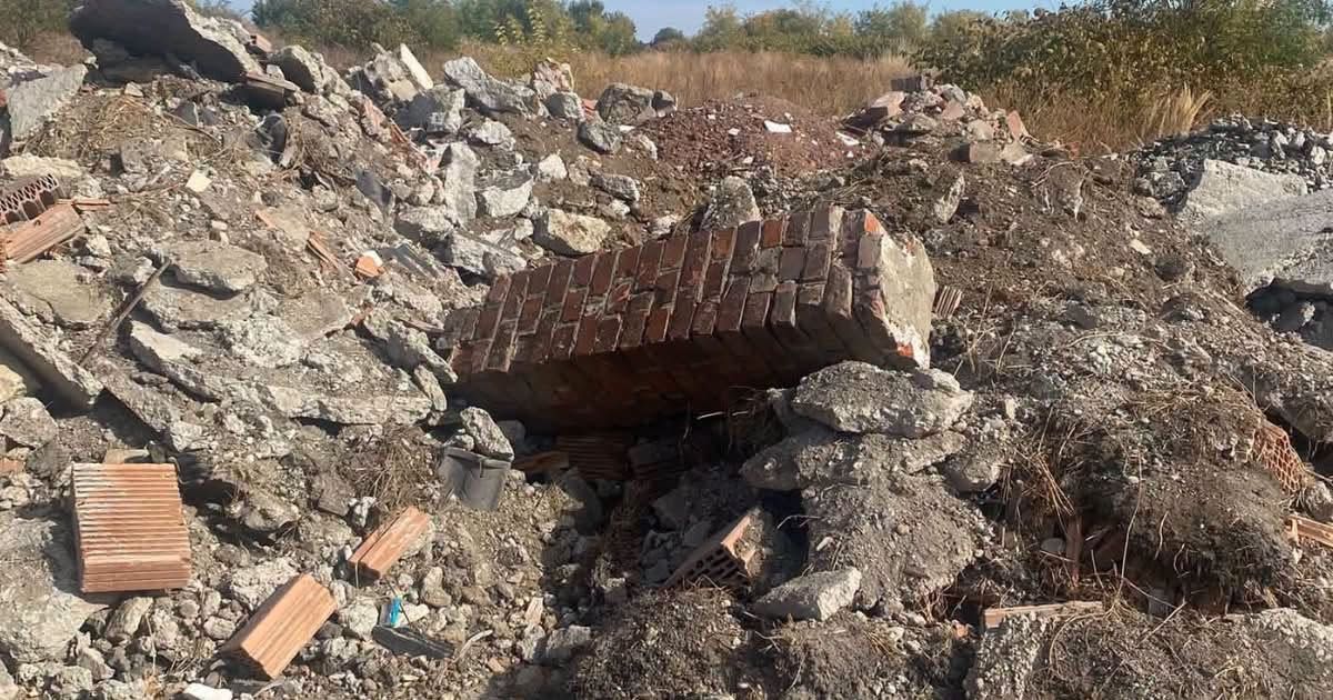 Építési hulladék, Miskolc-Szirmánál óriási mennyiségű szemét hever a területen