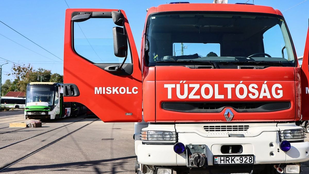Villamost kellett emelniük Miskolcon a tűzoltóknak – fotókkal